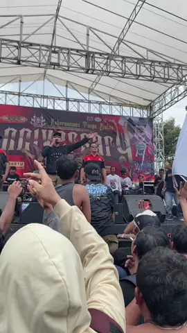 Masyaallah gus ku 😭. Moment gus ellham yahya mencairkan acara aniversary kingkers kediri yg sempat memanas dan tidak bisa di atur dan akhirnya gus ellham naik mendinginkan dgn solawat , meskipun banyak yg mabuk tpi semua semangat dan kembali sportif .  #fypp #fyppppppppppppppppppppppp #fypシ゚viral🖤tiktok☆♡🦋myvideo❤️❤️🥰🥰🥰fyp💔🕊 #fyyyyy#fyyyyy #fypdonggggggggg #viral????tiktok #fyppppppppppppppppppppppppppppppppppp #fyppp #gusellhamyahya #fypp #fypシ゚viral🖤tiktok☆♡🦋myvideo❤️❤️🥰🥰🥰fyp💔🕊 #viraltiktok #fypp #fypppppppppppppp #fypppppppppppppp #fyppppppppppppppppppppppp #fypp #fyyyyy #fyppppppppppppppppppppppp #fypp #fypp  #fypp #fyppppppppppppppppppppppp #fypシ゚viral🖤tiktok☆♡🦋myvideo❤️❤️🥰🥰🥰fyp💔🕊 #fyyyyy #fyppageforyou #fypdonggggggggg #viraltiktok #fyyyy #viral #viral #fyppage #fypppppppppppppppppppppppppppppp #fyyyyyyyyyyyyyyyy #viral????tiktok #fypシ゚viral #fypシ゚viral #viralvideotiktok #gusellhamyahya #jelajahindonesia #fypp #fyppppppppppppppppppppppp #fypシ゚viral🖤tiktok☆♡🦋myvideo❤️❤️🥰🥰🥰fyp💔🕊 #fyppppppppppppppppppppppppppppppppppp #fyyy #fypgakni #fypp #fypシ゚viral🖤tiktok☆♡🦋myvideo❤️❤️🥰🥰🥰fyp💔🕊 @MT. IBADALLAH OFFICIAL 