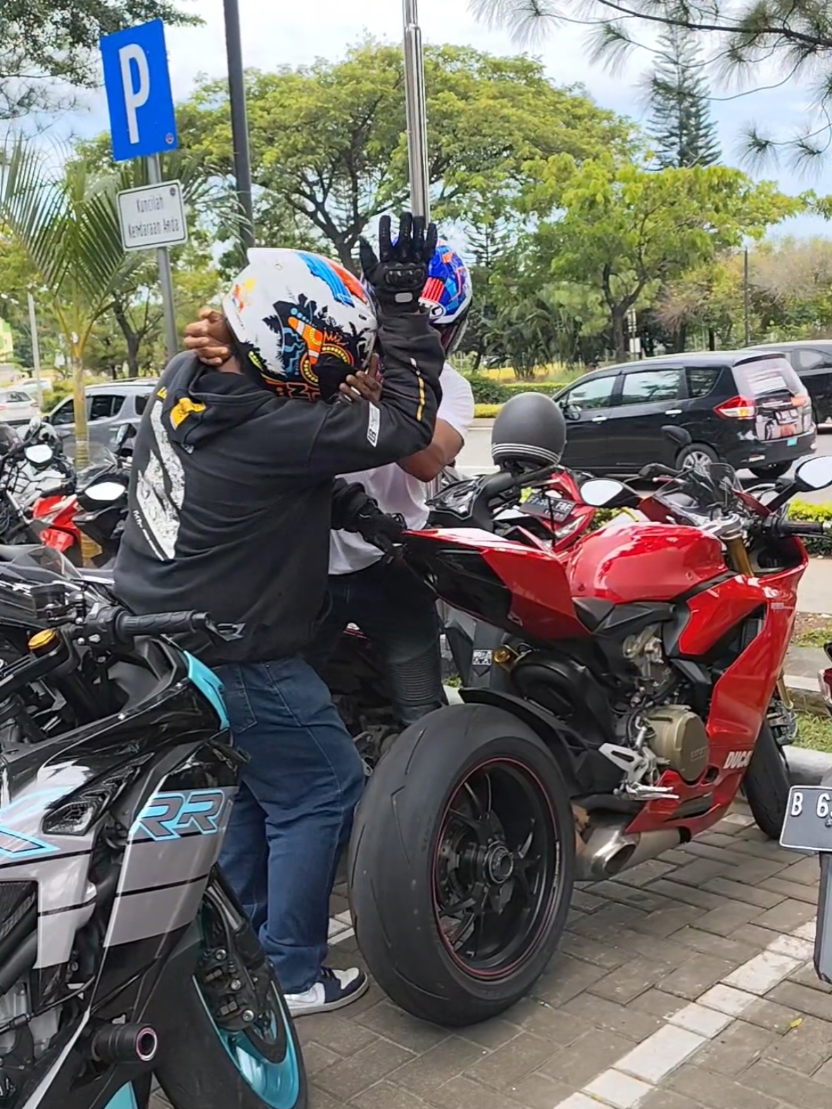 temen laknat‼️😮‍💨 muka gue buat lap ducati 🥲 @sahdilah1  #viral_video #lucu #receh #ducati #komedi #lucu_ngakak #nhkhelmet 