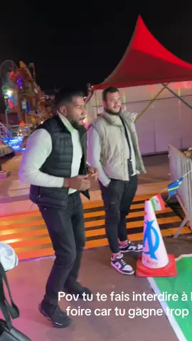 Il mon interdit de jouer car je gagne  trop a la fête foraine 😂😂😂⚡️ 🤦🏼‍♂️🃏 #feteforaine #cannes #easy #footballtiktok #fypシ゚viral #foryou #Soccer #football  Trop facile le football ⚽️✅😂 