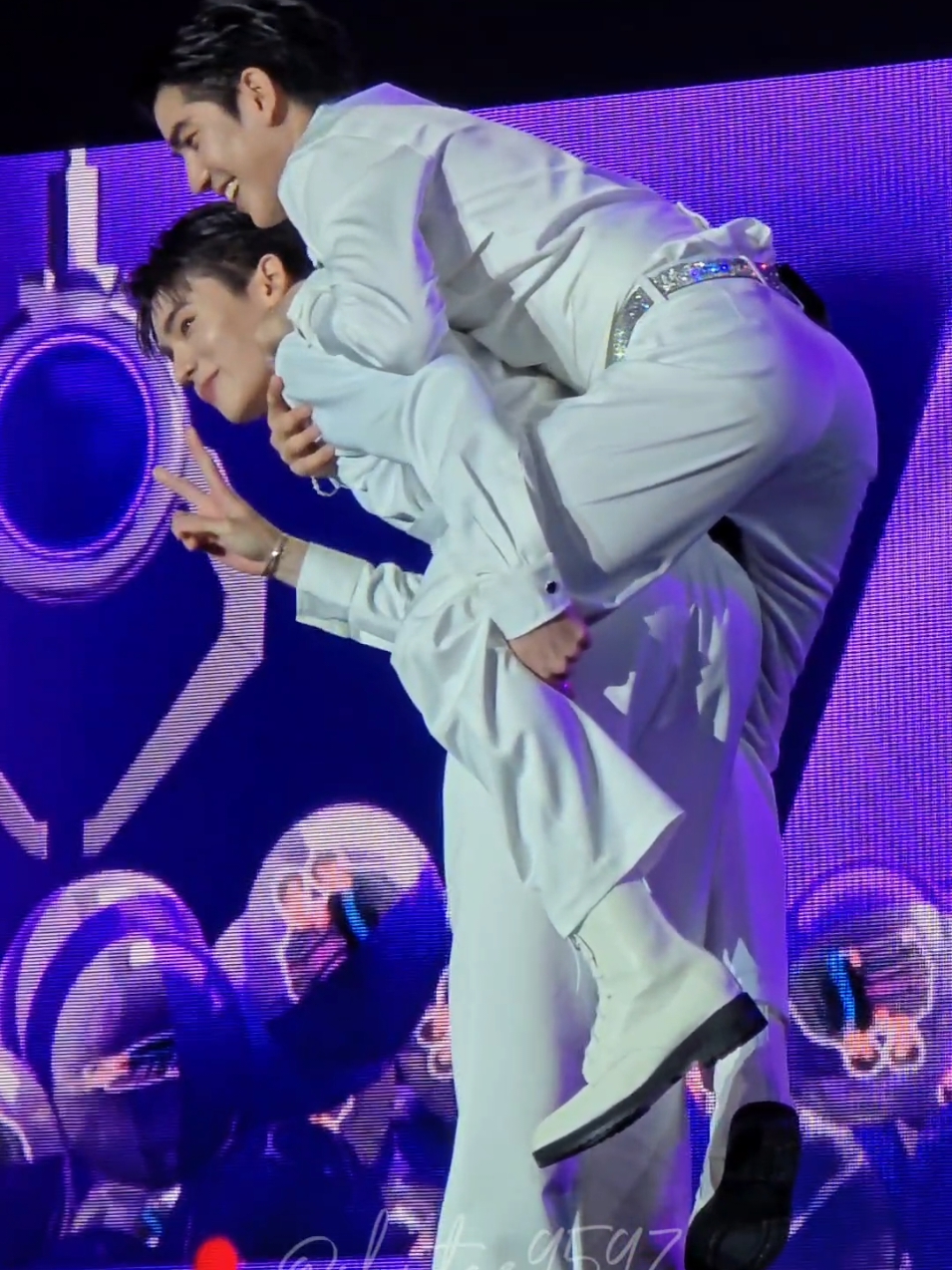 Narak jing jing 💜🩵🤗 OUR LOVE IS JIMMYSEA #jimmyyjp #sea_tawinan #JimmySea #จิมมี่ซี #GMMTVFandayinBKKxJS #GMMTVFandayinBKK2024 #viral #xh #gmmboys #gmmtv #thailand 