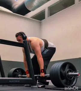 Hey Beautybuilder 🙋‍♂️ Soooo.... der Push/Pull für diese Woche wäre erledigt. Nach einer kurzen, miesen Nacht ging es ins Training, das trotz müder Knochen sogar recht gut lief: - 12min Aufwärmen auf dem Crosstrainer - 3x Kreuzheben mit 1rm von 180 - 4x Klimmzüge (fragt nicht 😅) - 5x Bizepscurls auf der Schrägbank  - 3x Rückenstreckenmaschine  Letztere wollte ich eigentlich gar nicht machen. Allerdings war der Rückenstrecker belegt und da bin ich kurzerhand auf die Maschine ausgewichen. Die habe ich dann mit dem ganzen Block gemacht. Keine Ahnung ob das eine Heldentat war. Auf jeden Fall aber spaßig 😁✌️ Ende der Geschichte 💪 Mögen die Gains mit euch sein! 💪 Euer Pump🐻 ➖➖➖➖➖➖➖➖➖➖➖ Werbung 👉 Bei Epicgymwear.com bekommt ihr schicke und sehr hochwertige Trainingskleidung für Sie und Ihn und mit dem Code pump10 gibt's 10% Rabatt! ➖➖➖➖➖➖➖➖➖➖➖ #fitnessaddict #fitfamgermany #fitinspiration #fitnessblogger #fitfamde #kraftsport #getfit #getstrong #GymLife #gymtime #Fitness #NoPainNoGain #FitnessMotivation #FitBody #FitForLife #powerbuilding #fitfamdeutschland #Fitnesslove #gym #training #TrainHard #NoExcuses #Instafit #bizepsrunterkullern #Trainharder #Workout #bodybuilding #krafttraining #unlimitedfit 
