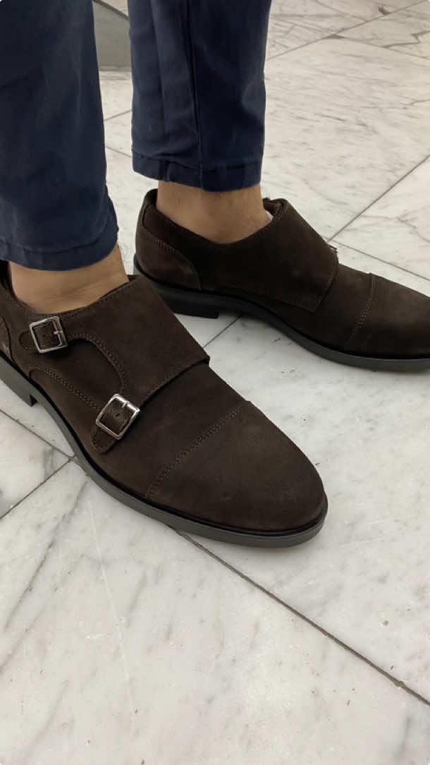 🍂 ZAPATO HOMBRE 🍂 Detalle y cierre en los laterales de dos hebillas, con serraje. Forro hecho de cerdo taupe y piso XL con cerco liso marrón. #OOTD #parati #shoes #nuevatemporada #navidad #tendencia #sevilla #styleinspo #calzadohombre #boy #hombres 