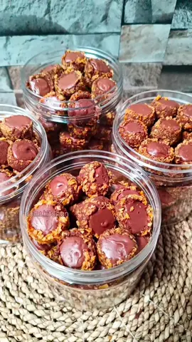Enak parah!!!! Thumbprint cookies Nutella 100 gr margarin 80 gr mentega 50 gr gula halus 1 butir kuning telur 25 gr maizena 25 gr susu bubuk 25 gr coklat bubuk 250 gr tepung terigu pro rendah 2 putih telur 250 gr cornflakes 250 gr nutella(coklat filling)  #reseptiktok #fyp #baking #kuekering #chocolate  