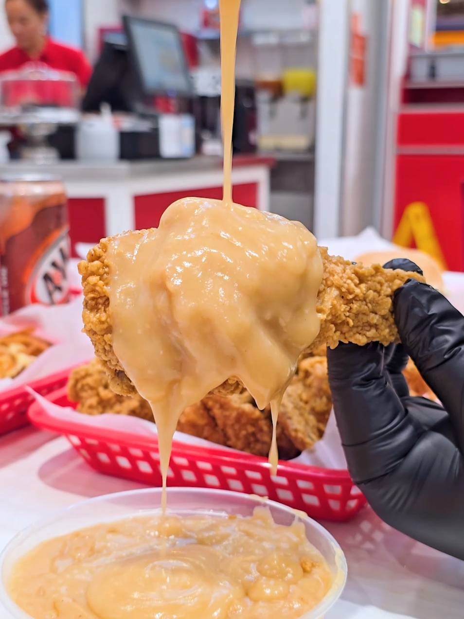 Fried Chicken ni Tom Sawyer! To share or not to share? Bite into bliss with @tomsawyersfriedchicken  mouthwatering offering! Crispy on the outside, tender and juicy on the inside—it's comfort food at its finest. Ready for a flavor explosion? Visit one of their branches now! 📷:@whattoeatph ---------- #whattoeatph #foodieph #tiktokeats #tiktokfood #friedchicken #gravy #southernfriedchicken #cravings #comfortfood