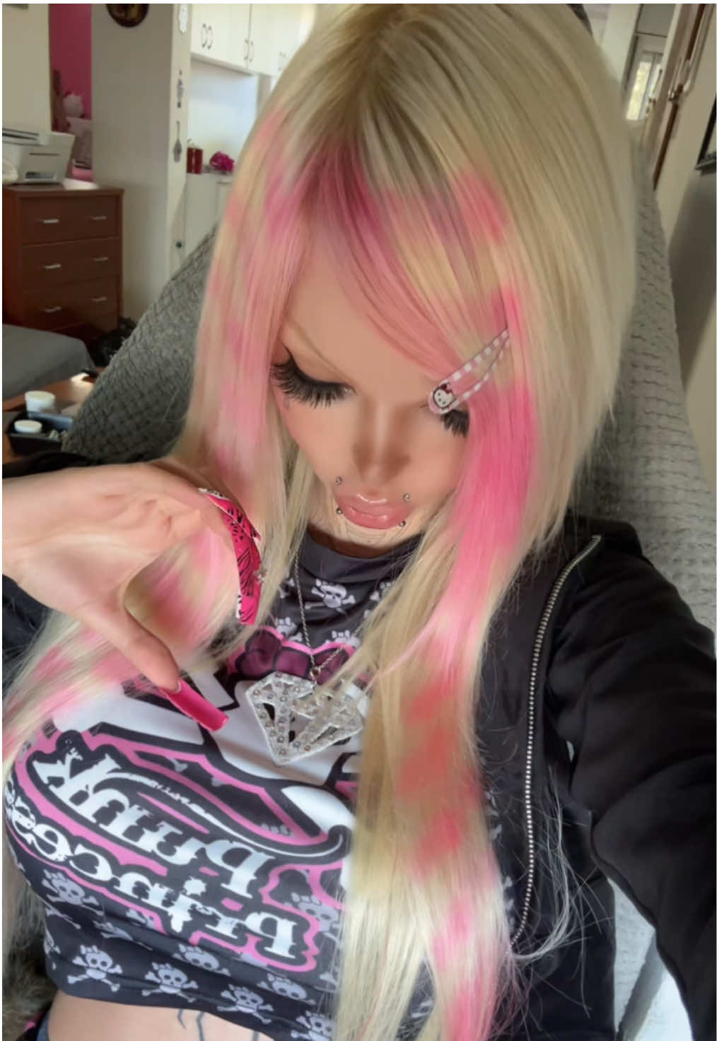 New hurrr who dis #scene #scenegirl #scenequeen #2000s #myspace #emo #emogirl #scenecore #scenefashion 