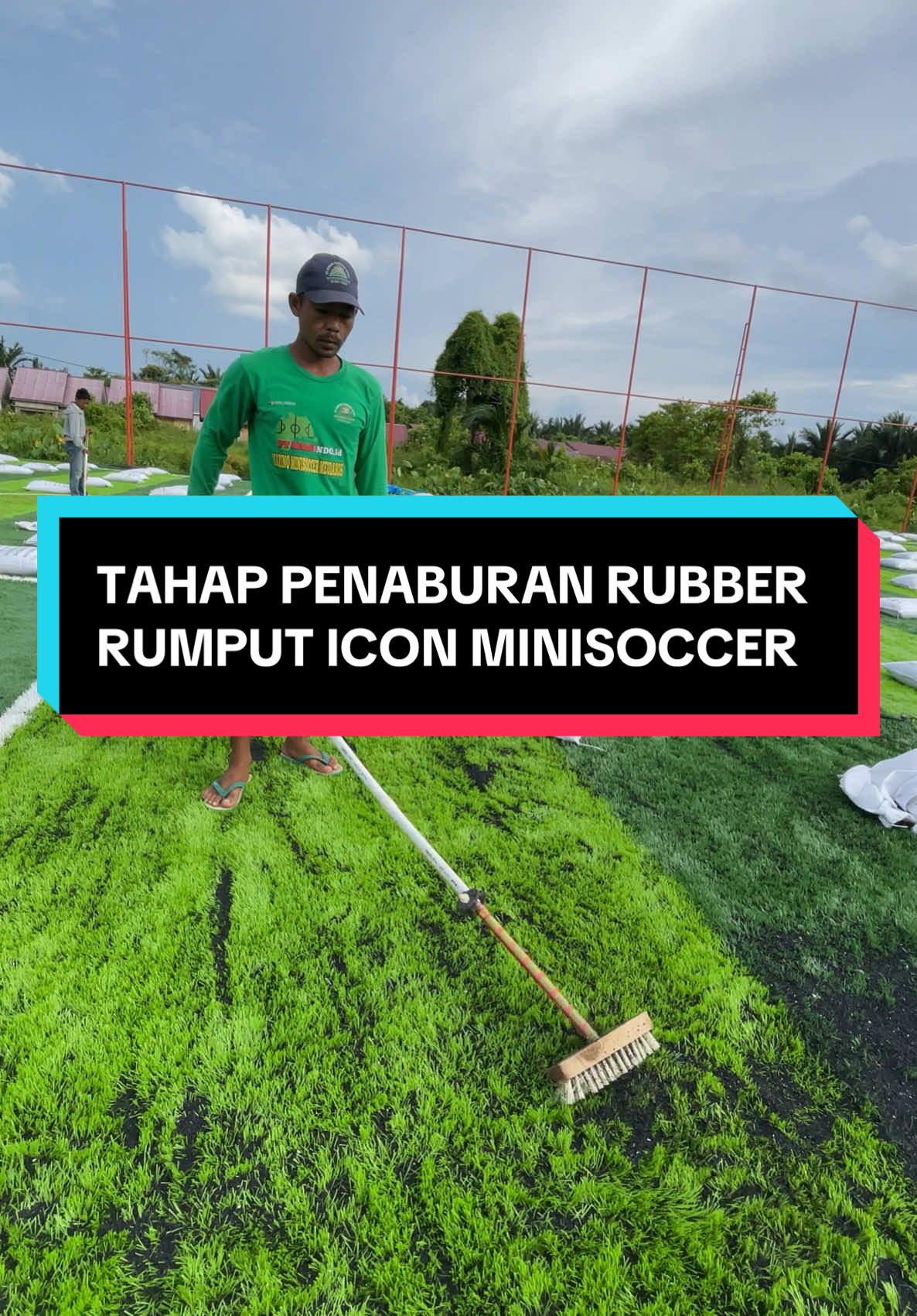 TAHAP AKHIR PENGERJAAN LAPANGAN MINISOCCER  PENABURAN RUBBER (KARET) PADA RUMPUT SINTETIS.