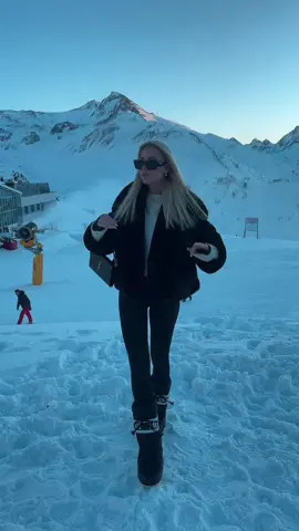 ❄️👄 #fyp #ischgl #ischglopening #opening #snow #wintervibes #friends #moonboots #skioutfit 