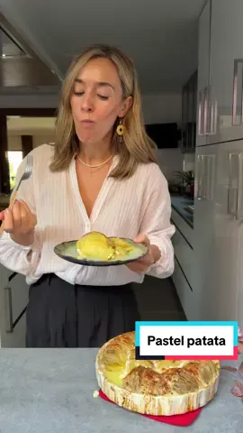 PASTEL DE PATATA, o Gratin dauphinois, una receta francesa fácil y deliciosa. Receta perfecta tanto para guarnición como para entrante Navideño, a tus invitados les va a encantar te lo aseguro. Ingredientes para 6 personas: 6 patatas 200 gr queso crema o en mi caso cotagge Sal y pimienta al gusto 150 ml leche Queso parmesano rallado Tomillo 1 ajo 3 cucharadas aceite de oliva virgen extra Elaboración: Lava y corta las patatas en rodajas muy finas, yo les he dejado la piel. Ve colocándolas en un molde en montones verticales. Añade a un bol, el queso, ajo, sal, pimienta, leche, tomillo y aceite de oliva virgen extra, bate bien y ponlo en el molde de las patatas. Por último el queso parmesano rallado, cubre con papel de aluminio y lleva al horno durante una hora y diez minutos más menos a 180 grados, retira el papel de aluminio y deja 15 minutos más. Espero que os guste tanto como a mí, gracias por todos vuestros comentarios y que tengáis un fantástico día. *Los pendientes que llevo son de @Laura fernandez Mensaque  #pasteldauphinois #pasteldepatata #gratendauphinois #dauphinois #gratendepatatas #gratindepatatas #patata #patatalovers #potatopie #queso #cheeselovers #pasteldequeso #recetasnavideñas #recetanavidad #recetasquefuncionan #potatorecipes #crispipotatoes #patatassaludables #spicyrecipes #potatocrispy #ilovepotato #patatscrujientes 