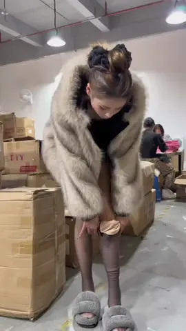 Tháng 12 đã đến, mùa giáng sinh cận kề rồi, diện quần tất mặc bao đẹp #quantatnu #quantat3d #quantatlotlong #xuhuongthoitrang 