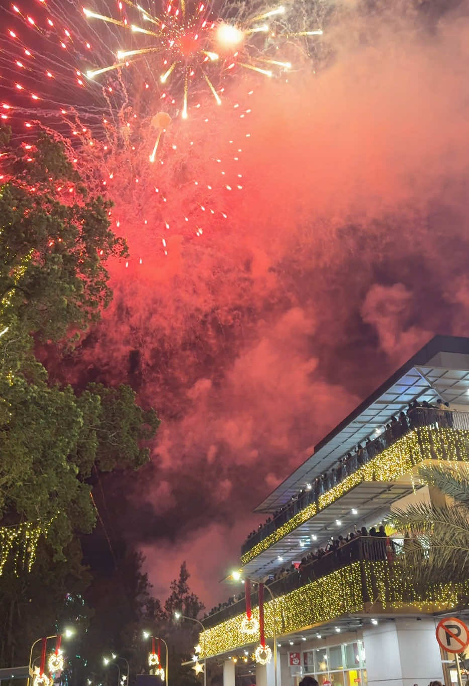 Sm City Baguio never fails to showcase wonderful fireworks .#baguio #baguiocity #lanternfestival #sm #city #fyp 
