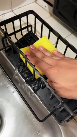Diretso na sa lababo yung tubig kaya di na mai-stuck yung tubig, mas hygienic! Eto na yung sign mo para palitan yung lagayan ng panghugas mo! Mas aesthetic at mas malinis tignan. Less than 100 pesos lang! #spongerackdrainer #spongeorganizer #dishwashingrackwithragdryer #sinkorganizer #dishwashingrack 