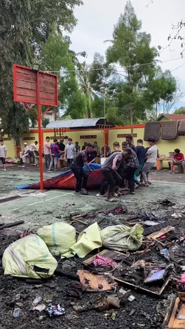 para santri mengevaluasi puing puing kebakaran di dayah babul magfirah cot keueng siang tadi