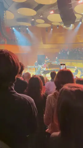 Questo magnifico momento che non dimenticero mai.. Grazie Maestro! #@Ludovico Einaudi #ludovicoeinaudi #composer #italiancomposer #milano #concerto #maestro #experience #grandeludovico #italy #einaudiexperience 