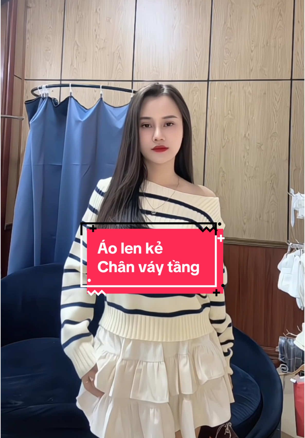 Áo len kẻ + chân váy tầng