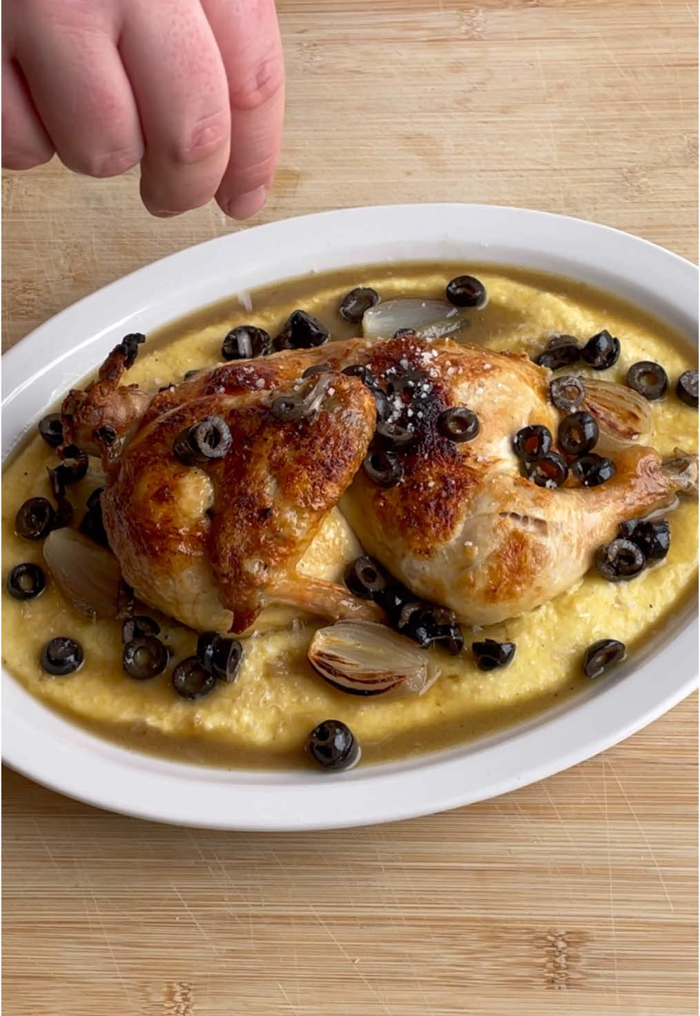 🐓🌽 Demi poulet, olives et échalotes • Polenta crémeuse au parmesan 🌽🐓 Recette méga facile qui pourrait donner des idées pour les fêtes 🎄 La recette sur mon IG ⬆️ #recette #poulet #polenta #recettefacile #cuisine #noel #pourtoi #fyp 