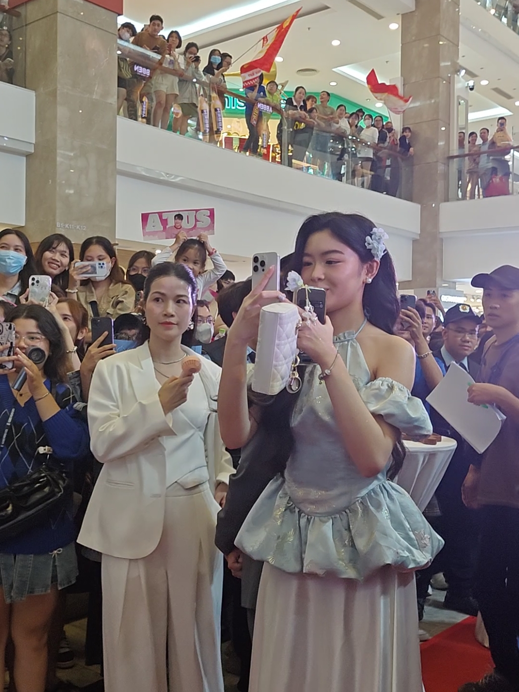 Lọ Lem trổ tài chụp ảnh cho ba Quyền Linh và các anh Quốc Trường, Quốc Thiên, Atus tại sự kiện Chunho #lem #lolem #quyenlinh #quoctruong #quocthien #atus #ChunhoNcare #tiktokgiaitri #saigonentertainment 