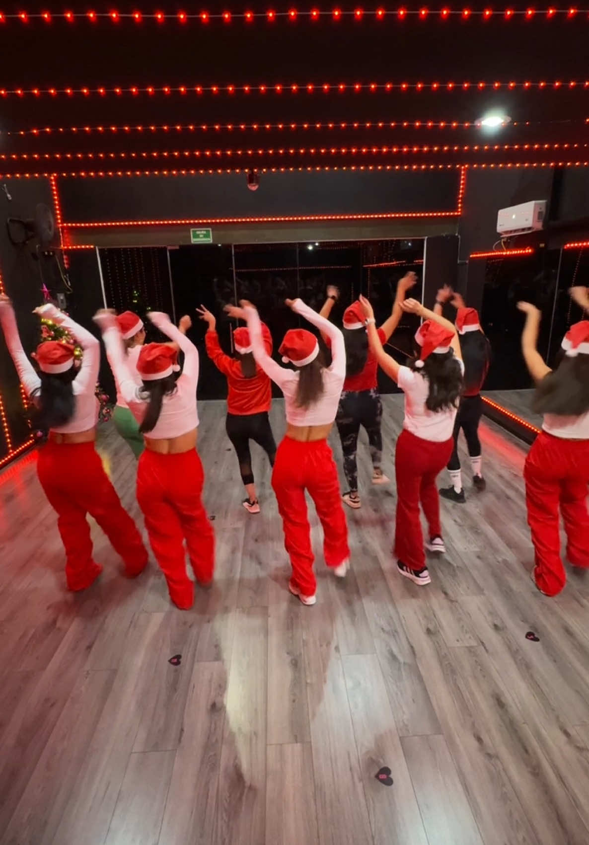 1o de diciembre automáticamente las intensas: 🎄🎅 Termina el año bailando con nosotras! Reserva tu clase muestra en Boost app o por DM📲 Te esperamos en plaza Las Palmas local 14  INTENSA 