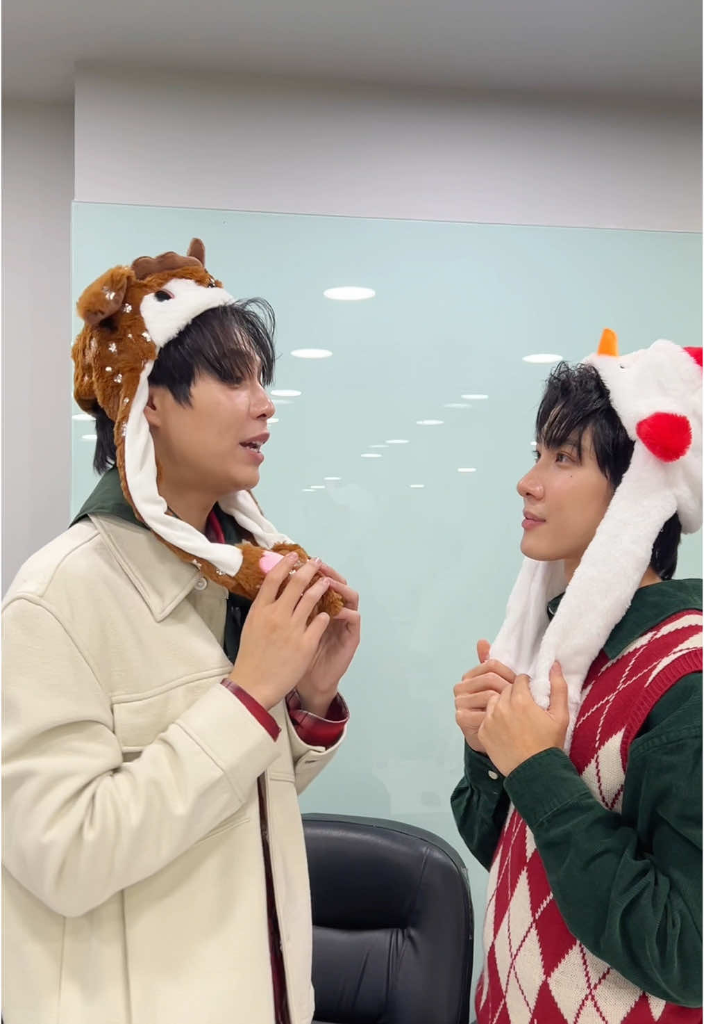 เฟิ้ดเฟิ้ดกับข้าวตังมอบมิชชั่นคั้บ! 🐈🐈‍⬛💭 #INNISFREExFirstKhaotung #INNISFREEThailand #FirstKhaotung 