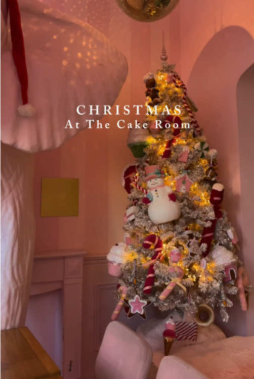 Getting ready for december! 💕🎅🏻 #thecakeroom #thecakeroombreda #sweets #sweettreats #sweettooth #fyp #foryou #womanownedbusiness #pink #cupcake #christmas #decoration #holidayseason #kerst #christmascountdown #christmasdecorating #santa #holidayspirit #🎄 #🎅🏻 