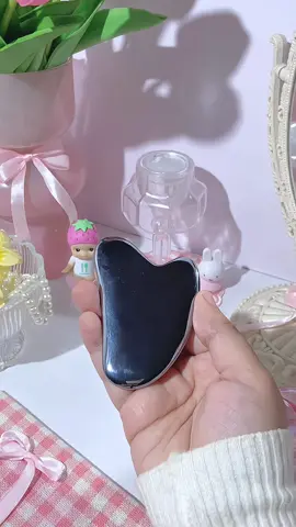 Face symmetry unlocked – thanks to this sleek stainless steel Gua Sha! #guasha #stainlesssteel #skincareroutine #massage 