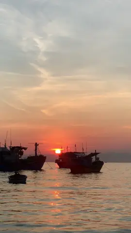 Giống như bầu trời lúc bình minh☀️ Sự bắt đầu lúc nào cũng rực rỡ☺️... #healing #binhminh #viewbien #chualanh #chill #bien #videoviral #ninhhoa #nhatrang 