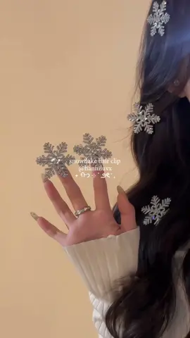 snowflake hairclip ❄️💗 #snowflake #snowflakehairstylyles #snowflakehairclips #hairclips #xmasoutfit #xmasoutfitinspo #xmaspartyoutfit #xmashairstyle #xmasaccessories #xmas2024 #fyp 