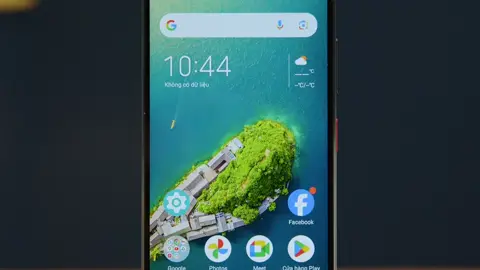 Điện thoại ZTE Blade A35 là một chiếc điện thoại được trang bị màn hình lớn 6.75 inch HD+ với độ phân giải 720x1600 pixel mang đến hình ảnh sắc nét, sống động. Thiết kế tràn viền giúp tối đa hóa diện tích hiển thị, cho bạn trải nghiệm xem phim, chơi game hay đọc báo tuyệt vời hơn. Điện thoại mang đến hiệu năng mạnh mẽ với chip Unisoc SC9863A cùng RAM 4GB cho phép bạn thoải mái đa nhiệm nhiều ứng dụng cùng lúc. Bộ nhớ trong 64GB cung cấp không gian lưu trữ rộng rãi cho hình ảnh, video và các tập tin cá nhân. Camera sau 8MP giúp bạn lưu giữ những khoảnh khắc đẹp một cách chân thực, trong khi camera trước 5MP có thể đáp ứng nhu cầu selfie lung linh. Ngoài ra, chiếc điện thoại ZTE này được trang bị viên pin dung lượng lớn 5000mAh cho phép bạn sử dụng điện thoại cả#ztebladea35 #thanhcongnghe #dienthoai #reviewsanpham 