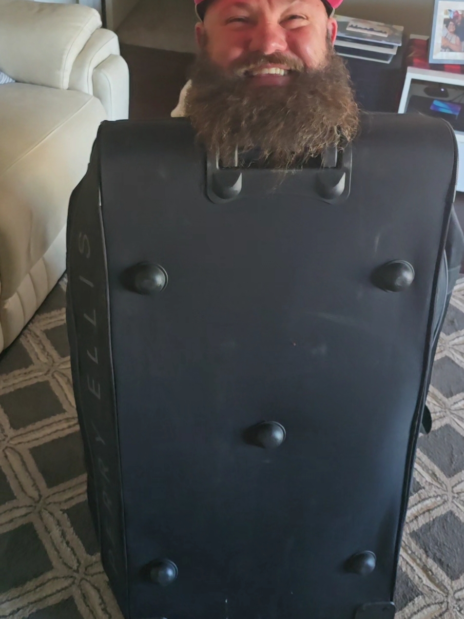 I love my suitcase, but my knees don't! #shortpeopleproblems #umpire #dancingumpire #suitcase #harderthanitlooks #donttrythisathome 