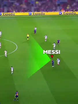 Messi always scans #messi #messiscanning #scanningfootball 