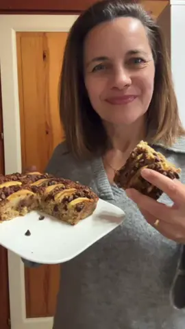Voici un petit gâteau aux pommes & flocons d’avoine qui sera idéal pour des petits déjeuners équilibrés ou des collations saines.  Pour réaliser ce gâteau, il te faudra :  🔅1 oeuf  🔅100 g de compote de pommes sans sucre ajouté 🔅100 g de fromage blanc 🔅20 g de sirop de fleur de coco 💙 🔅100 g de flocons d’avoine💙 🔅1 cuillère à café de bicarbonate de sodium ou 1/2 sachet de levure chimique 🔅20 g de pépites de chocolat 🔅1/2 pomme coupée en lamelles  ♨️ Cuisson 20 minutes à 160 dans mon Air fryer @COSORIairfryer ou 20 minutes dans un four préalablement chauffé à 180°.  💙- 10% chez @Prozis_official + des 🎁🎁 avec le code CUISINESAINE10  Tu auras 20% de réduction sur tous les produits Cosori de ton choix avec le code CHRISCOSORI #airfryer #cosoriairfryer #cuissonsaine #recette #prozis #pomme #dietetique 
