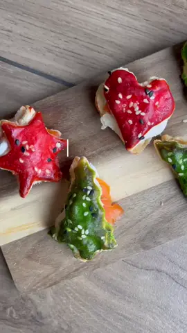 Feuilletés de Noël 🎅🏽  Les ingrédients : - 1 pâte feuilletée, - 2 œufs, - du sésame, - du colorant alimentaire  - du saumon, - du fromage frais. Tu plies la pâte en 2. À l’aide d’emportes pièces dû découpes la pâte en formes de Noël. Au moment de badigeonner tu mélanges le jaune d’œuf de colorant. Ensuite tu badigeonnes, tu parsèmes de sésame et tu enfournes 20 minutes à 180 degrés. À la sortie du four, tu coupes en 2 et tu farcies de ce que tu souhaites, ici saumon et fromage frais. Bon appétit 😋  #aperitifdenoel #recetterapide #recettefacile #noël #recettedenoel #paulinette 