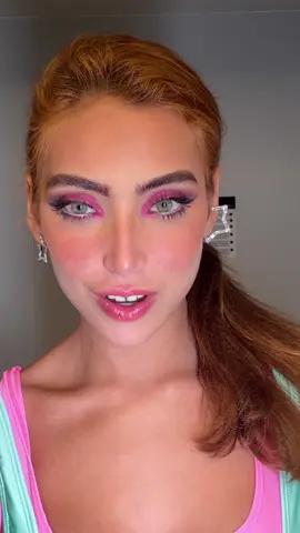 O delineador preto pra tentar imitar o dente da sue de substância HAHAHA JURO, COITADA😂 muito feia