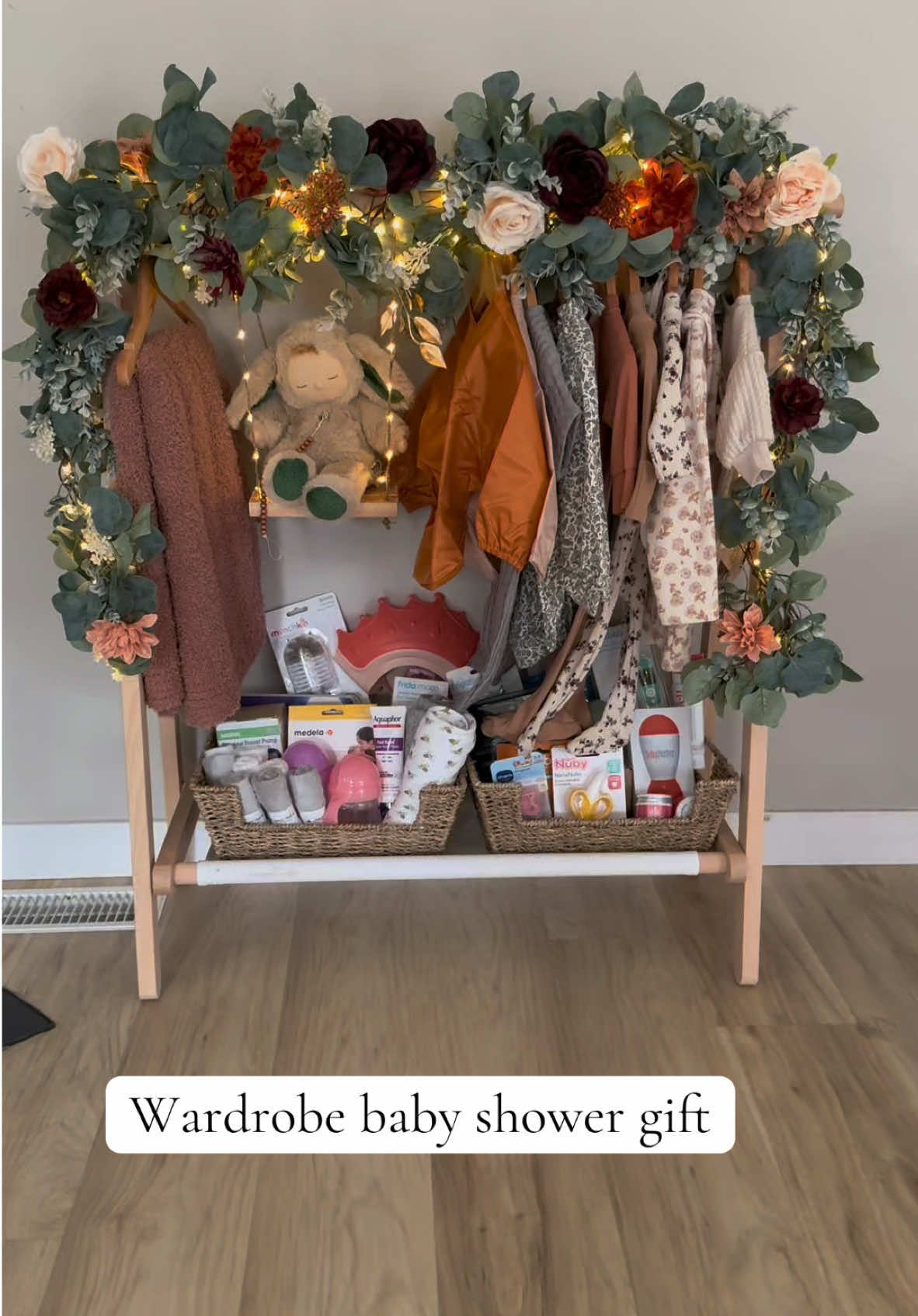If you recreate this baby shower gift please tag me💕 this is the best baby shower gift. Everything is from amazon! 🔗 in b!o to find it all. #sahm #babyshower #babygift #babyshowergift #babymusthaves #babyregistry #amazonfinds 