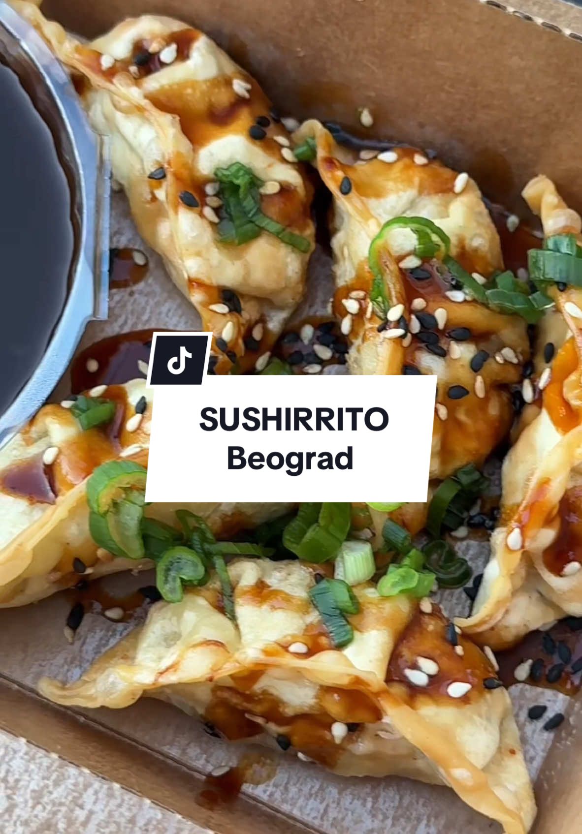 Sushirrito, Hercegovačka 15a, Beograd Kao što rekoh u klipu, fan sam od prvog lokala u Krunskoj i drago mi je da vidim da se priča širi. 😊 Ovog puta sam svratio do novog lokala u Beogradu na vodi, mali i veoma simpatičan ali ono što je najbitnije je da je hrana i dalje na istom nivou. Moje standardne opcije su uglavnom sa gamborima ali sada premijerno nešto novo, prvi jer je u tempuri, drugi da probam piletinu. 😁 Piletina mi je posebno iznenađenje, valjda što nisam očekivao ništa posebno ali velika zabluda je u pitanju. Idealno legne i ubacuje se u upotrebu na dalje, i ona i činija varijanta. 👌🏼 Tempura roll takođe odličan kao i gyoze.👌🏼👌🏼👌🏼