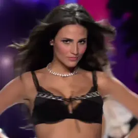 love this soundtrack so much • #FernandaTavares 🇧🇷 for #VictoriasSecretFashionShow 2005 