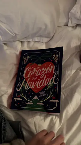 Que ganas tenia de que fuera 1 de diciembre y este libro es el responsable 🥰✨ #uncorazonpornavidad #calendariodeadviento #adviento #1de24 #recomendaciones #books #bookstagram #libros #booksbooksbooks #bookstagrammer #reseña #readmorebooks #ilovebooks #reseñaliteraria #librosjuveniles #librosymaslibros #BookTok #booktokspain #booktokengland #booktokusa #booktoklatam 