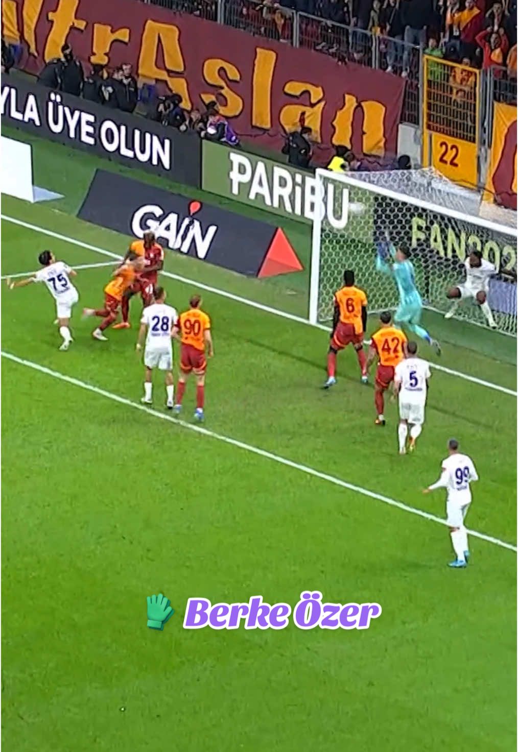 🟡🟣 ikas Eyüpspor file bekçisi Berke Özer, kurtarışlarıyla karşılaşmaya damga vurdu! 🔙 Berke Özer'in performansından yansımalar. #beINSPORTS #GSvEYP