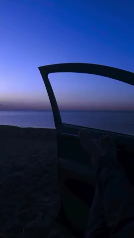 Bir gün həyatına birini alacağsansa elə bir insan al ki, ondan “həqiqi özünü” gizlətməyə məcbur olmayasan. Onun yanında özünü hərzaman rahat, öz doğman kimi hiss edəsən. İstər sabahlar oyananda yuxulu halının, istər həyəcanlananda düşdüyün o vəziyyətinin, istərsə də ondan başqa hərkəsə gülünc görünən gələcək arzularının kompleksinə özünü qurban vermə. Hərşeyinlə səni qəbul edən, sənin əslini sevən insanı sev. O adamı sev ki, sənin bütün arzularını dəstəkləyəcək, hərzaman yanında olacağ, mübahisədən sonra belə səni danışdıracağ, könlünü alacağ, sənin yanında belə sənin üçün darıxacağ. Ona görə də aşiq olacağsansa bir insanın ruhunun gözəlliyinə aşiq ol, əsla görünüşünə, maddi vəziyyətinə və yalandan sevilmək isdəyinə aşiq olma.. 🌊  #evgenygrinko #valse #geceyebirsözbırak #denizkenarı #pianomusic #keşfetimkapalı #gecenizxeyre #tiktokkeşfet 