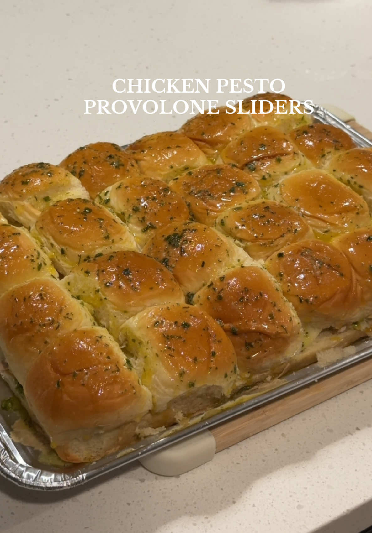 Easy slider recipe perfect for the holidays 😍🎄 #sliderrecipes #chickenpestoslider #chickenpestoprovolone #cookwithme 