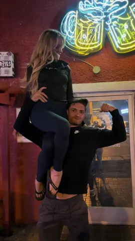 Jacked✔️ kind✔️ acrobat✔️ @bstein_circus @Sabrina Carpenter 