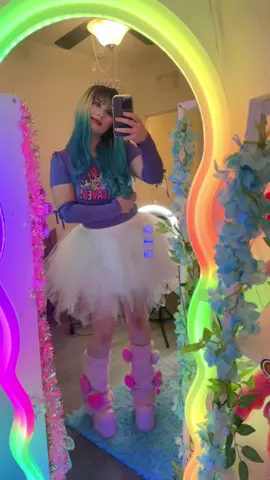 Me siento una princesa con mis botas de peluche de @Dolls Kill 🩷💖🌸🌷🎀👛🩷🧞‍♀️🩰