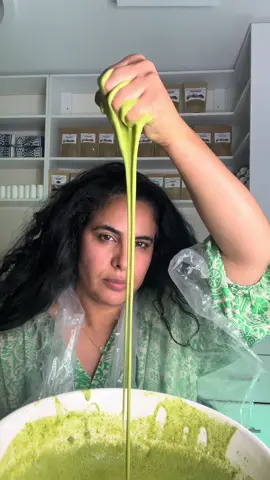 Bienfaits pour les Cheveux : Nettoyant Naturel : La Poudre de Sidr nettoie les cheveux en douceur, sans agresser le cuir chevelu ni perturber l'équilibre du pH. Elle est particulièrement adaptée aux cheveux secs ou fragilisés par les produits chimiques, ainsi qu'aux cheveux colorés, car elle n'altère pas la couleur. Renforce les Cheveux : Enrichie en minéraux et vitamines, elle fortifie la fibre capillaire, laissant les cheveux plus résistants, épais et volumineux. Hydratation et Brillance : En agissant comme un revitalisant naturel, elle adoucit les cheveux tout en leur apportant éclat et souplesse, sans les al