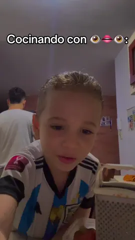 @Eltraviesomathias 😂                #niño #cocinando #gay #familia #comida #tios 