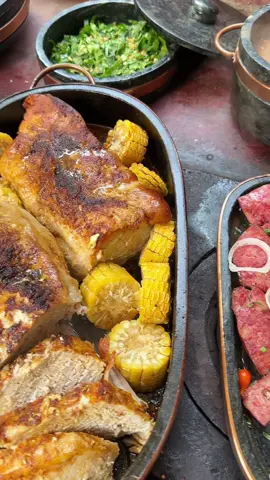 ALMOÇA COMIGO ? 🔥 No cardápio nós temos o Lombo suíno assado com aquele toque de laranja, linguiça caseira defumada 100% pernil incrivelmente suculenta e couve refogada na manteiga que dispensa comentários.  Tudo isso só foi possível com minhas panelas da @artenativa.op  TEM PRESENTE AQUI! 🎁👇🏻 A Arte Nativa possui infinidade de produtos em pedra sabão.  Use o cupom: 🚂 “TRENZIN15” 🚂 e ganhe na hora 15% de desconto.  Se o pagamento for no pix sobe pra até 25%!  www.lojaartenativa.com.br Vem ser meu Trenzin 🚂🧡 . . . . . #receitas #receitasfaceis #carneassada #lombo