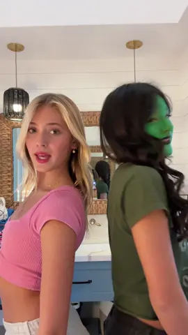 she a little green  @frankie  #wicked #witches #funny #viral #viralvideo #fyp #foryoupage #OOTD #wizars #ella #ellagracecarls0n #bestie #trend #trendy #frankie 