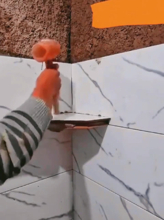 Les techniques de carrelage mural sont rapides et belles grâce à cette méthode #construction #tiktok #trending 