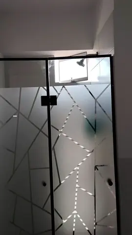 Dile Adiós a las cortinas de plástico y empieza el año con puerta nueva en #vidriotemplado #puertasmodernas #aluminioyvidrio #inmobiliaria #condominio #airbnb #viral_video #mampara #Parejas #ventanas #puertadeducha #sistemaeuropeo #reciencasados 