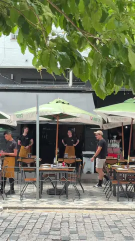 A esquina mais hypada de Curitiba 👀 O Canto Bar de Parrilla fica na esquina da Prudente com a Augusto Stellfeld. Sentar ali na calçada, comer uma carne assada, beber e curtir com os amigos é o novo esporte do curitibano 😂 Fomos almoçar e aproveitamos o dia de sol. Confira o que pedimos: 🥩 Tábua de la Equipo R$152 (300g de bife ancho, entraña à provençal, linguiça de pernil, pão de alho - Serve 3 pessoas). 🧀 Provoleta Tostada R$35 📍 Canto Bar de Parrilla @cantobardeparrilla  Al Prudente de Moraes, 1069 *conteúdo orgânico