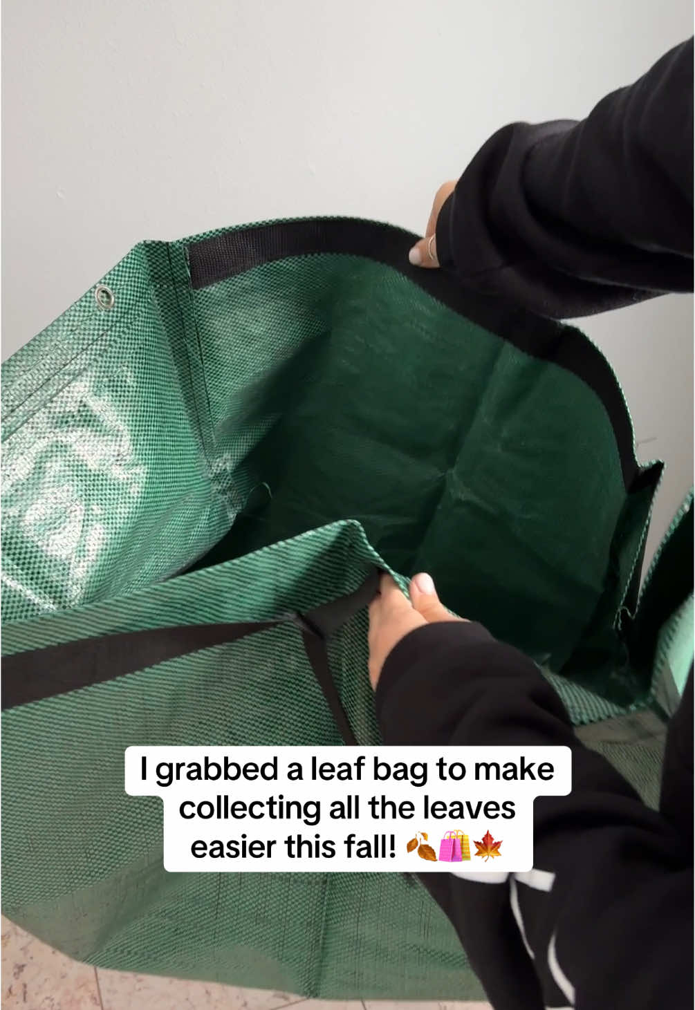 I LOVED this bag because it was reusable!  #leafbag #leafbags #leaves #fall #fallleaves 