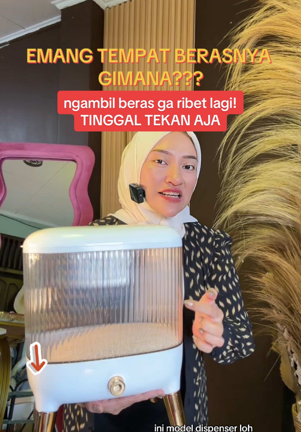 “Ambil beras tinggal tekan! 🍚 Praktis, gak berantakan, dan bikin dapur lebih rapi. Cocok banget buat moms yang pengen hemat waktu masak. Sudah ganti ke dispenser beras? Kalau belum, wajib cobain sekarang! ✨ #tempatberas #dispenserberas #wadahberas 